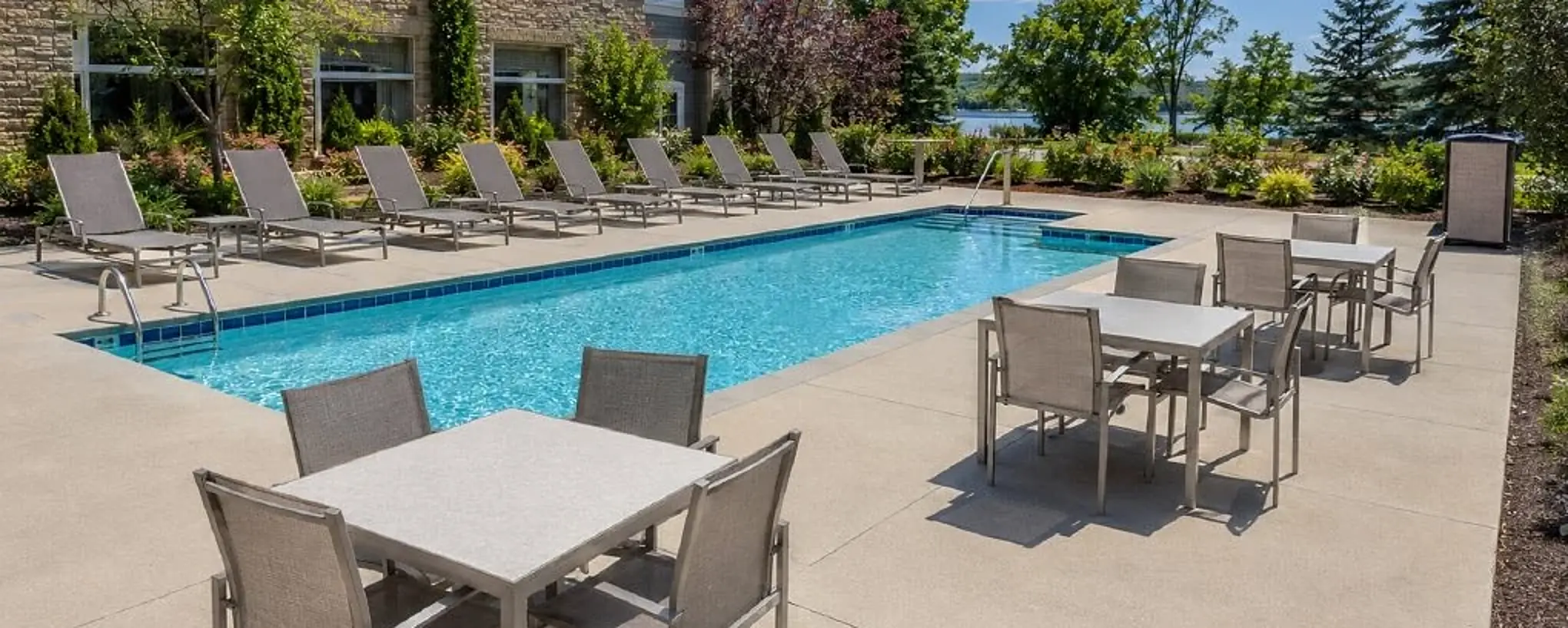 Casta sling seating around a hotel pool in the approved Cievaro catalog